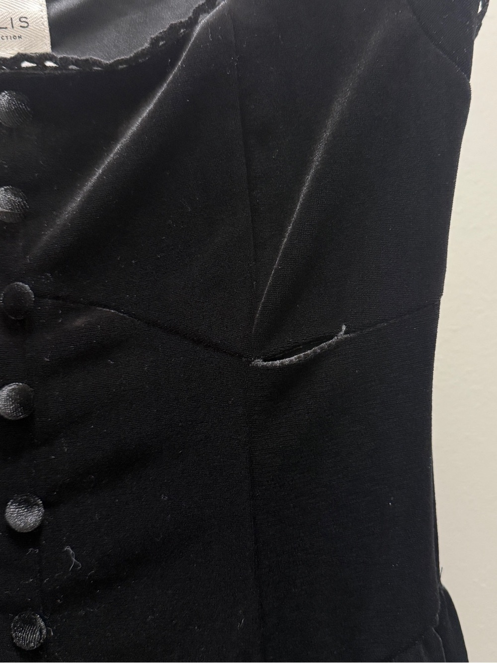 Le Lis Black Velvet Button-Front Midi Dress - FLAW - Picture 3 of 7